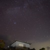家と星空