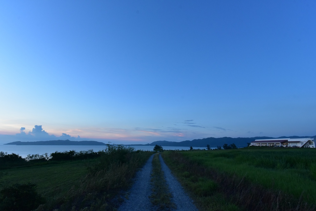 遠くに島が見える道