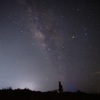 人と星空
