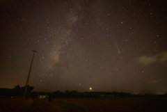 天の川とアトラス彗星