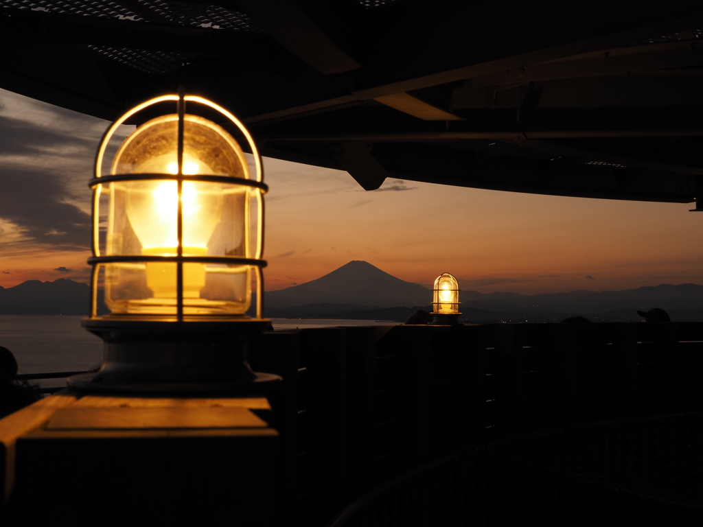 神奈川から見る夕暮れの富士山