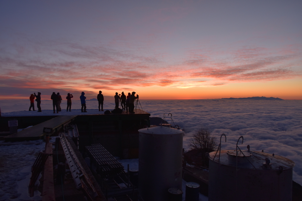 日の出を待つ人々
