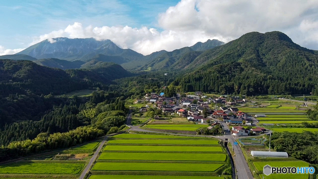 『 暮れる大山 山里の盆踊り 』