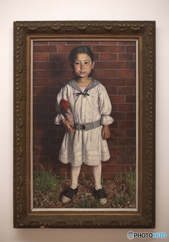 人形を持って立つ少女
