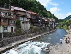 『 夏川へ 竿垂らせしつ 晩餉(ばんげ)思ふ』