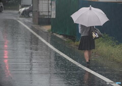 梅雨の帰り道 流れるテールランプ