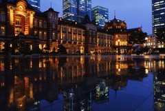 雨天の夜の東京駅