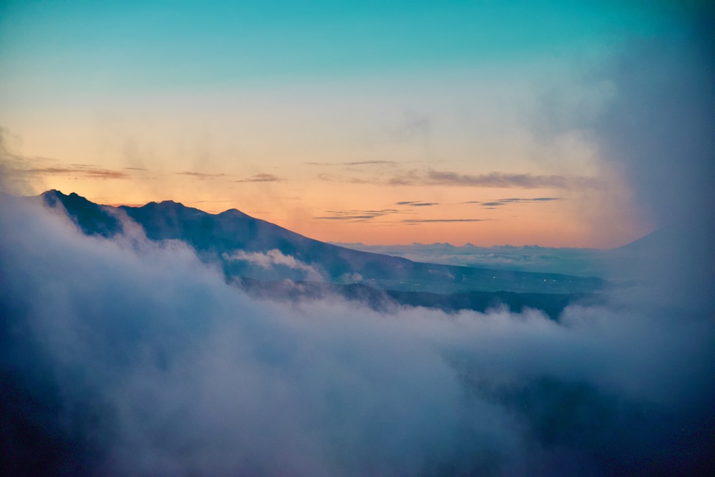 雲立つ山並み