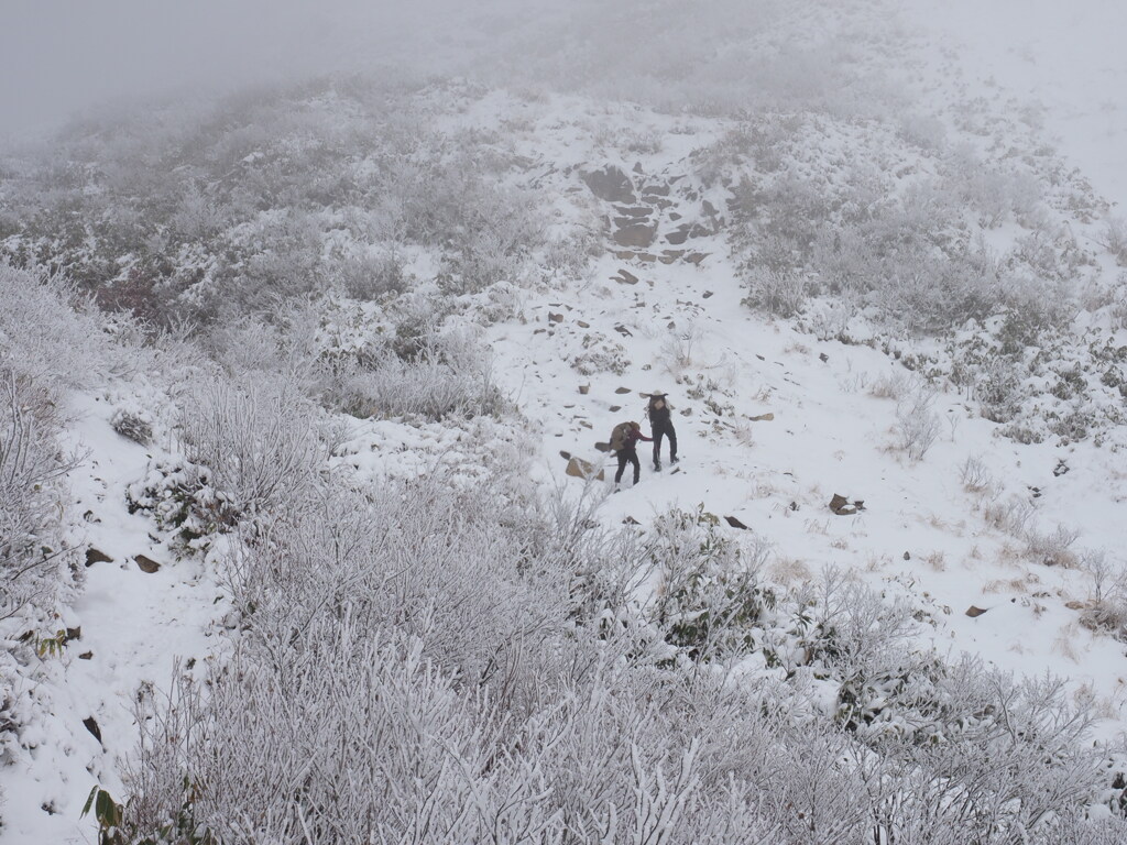 二人を包み込む雪山