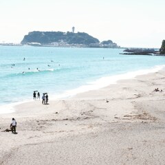 鎌倉高校前から江ノ島を望む