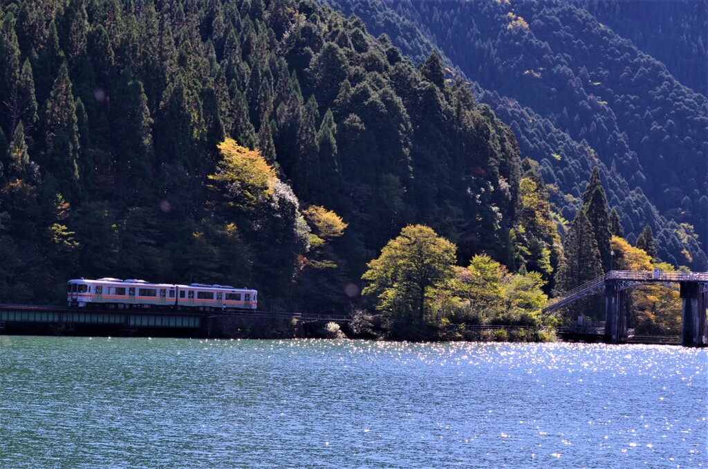 湖畔の鉄橋①