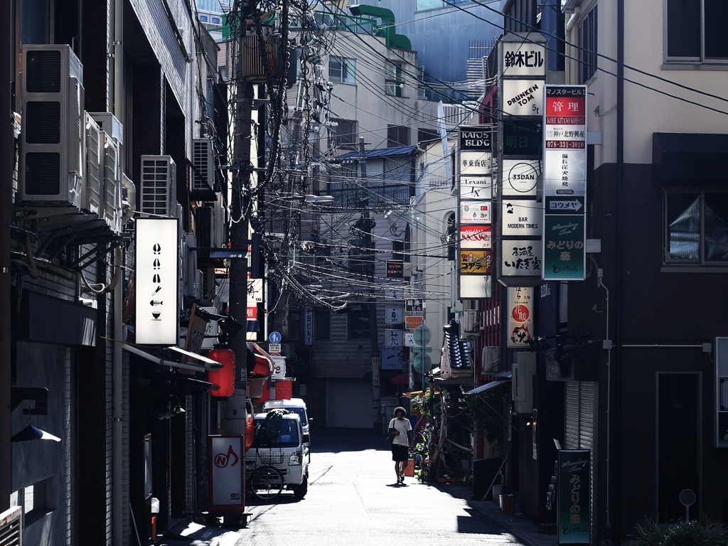 朝の繁華街01