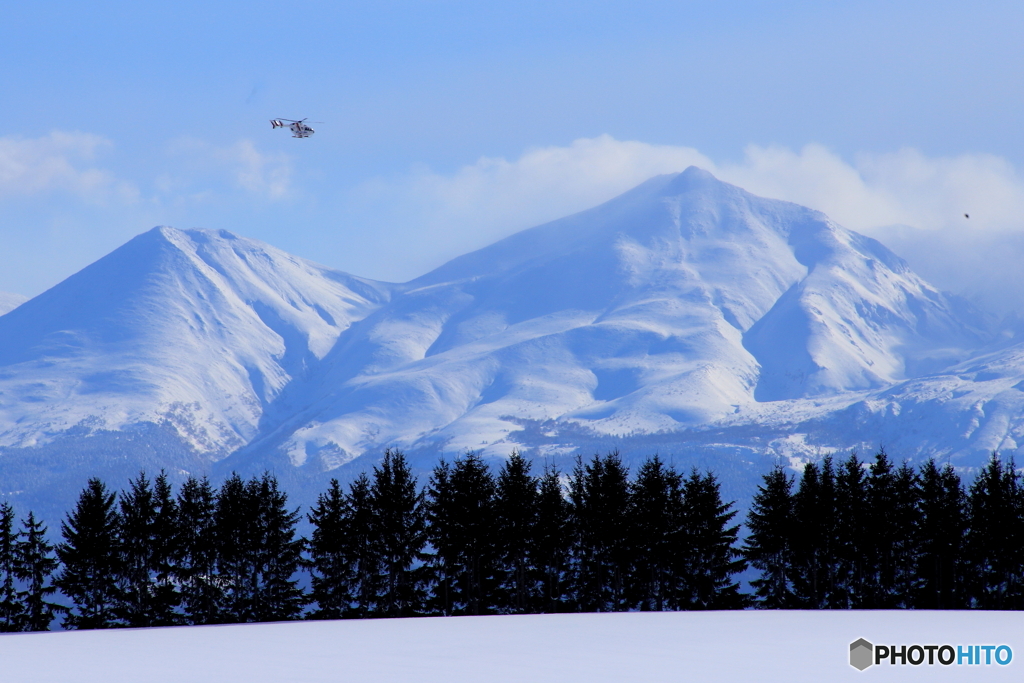 美瑛岳とドクターヘリ