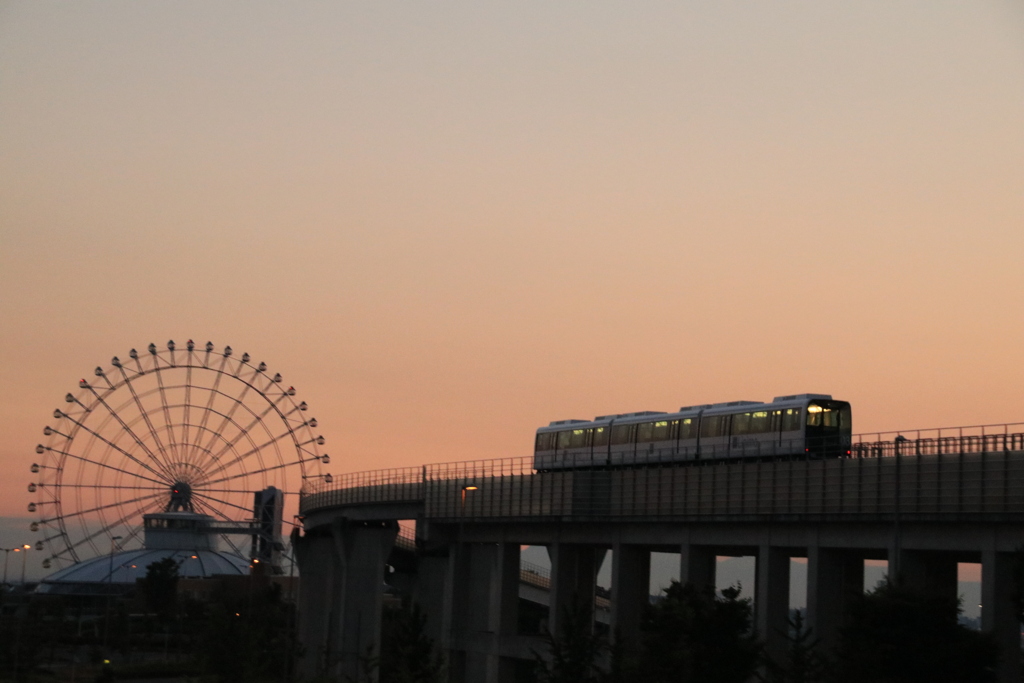 夕暮れの遊園地