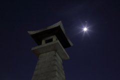 石の灯台と月
