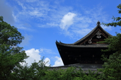 夏空と屋根