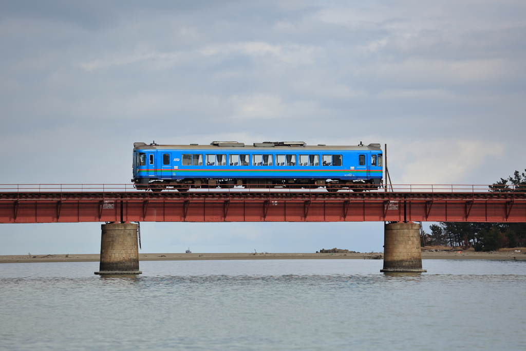 橋梁と一両電車
