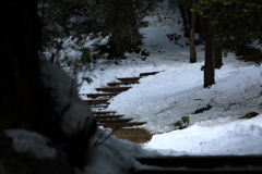 残雪と階段