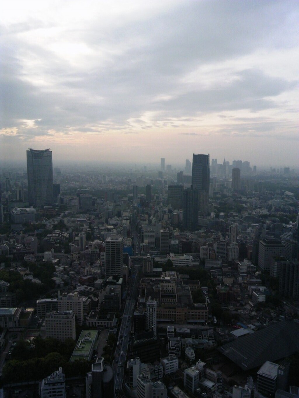 92　重い色が降り注ぐ街
