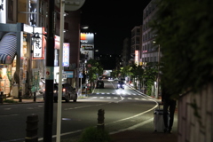 夜のバス通り