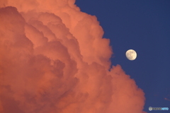 夕焼け雲と月