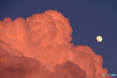 夕焼け雲と月