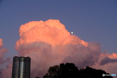 夕焼け雲と月