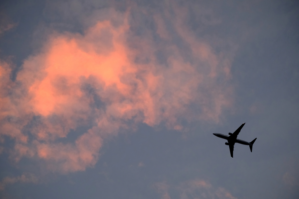 夕焼け雲と飛行機