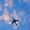 夕焼け雲と飛行機