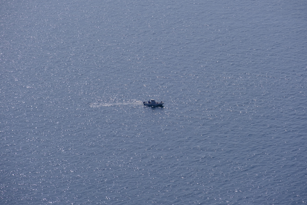 光る海面と釣り人