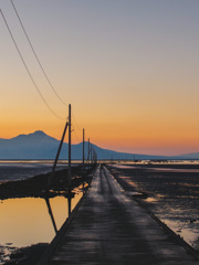 夕焼けと海床道