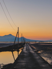 夕焼けと海床道