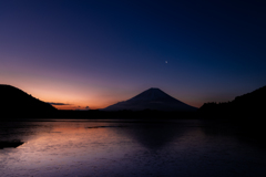精進湖の夜明け