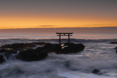 波と鳥居