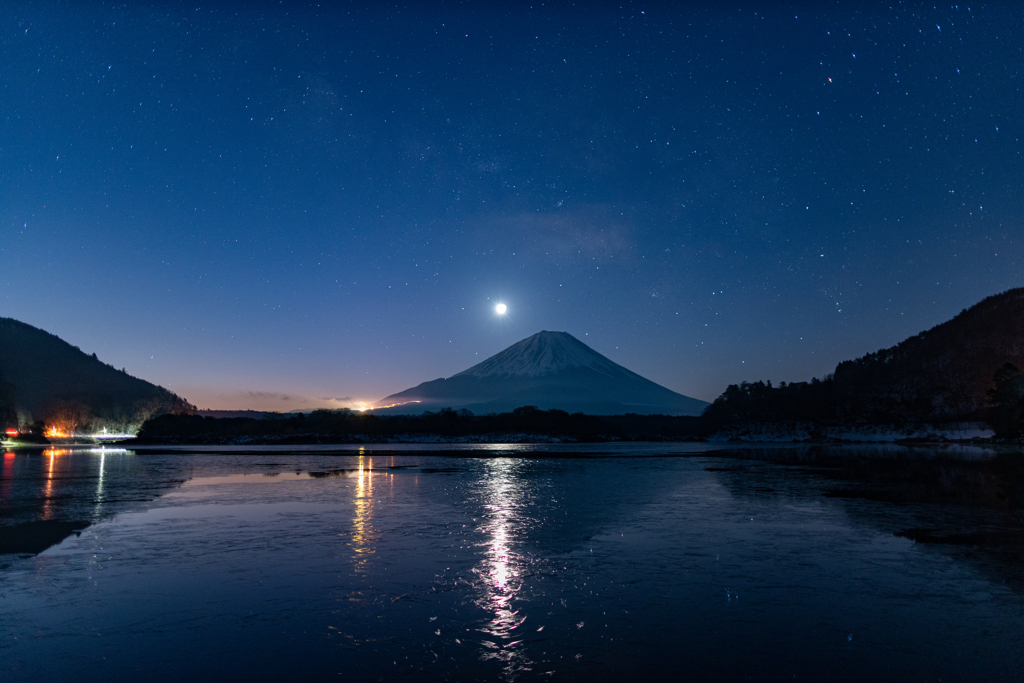 凍る湖面