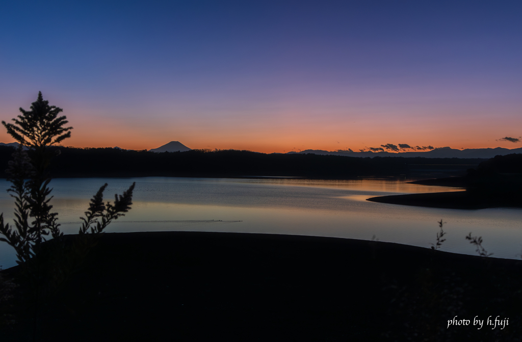 多摩湖の夕景（マジックアワー）