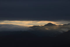 雲の隙間から