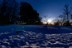 残雪に陽があたる