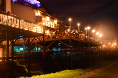 京の夜は川床が照らす