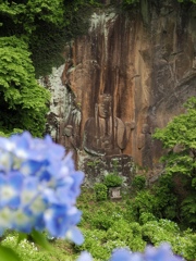 雨の磨崖仏