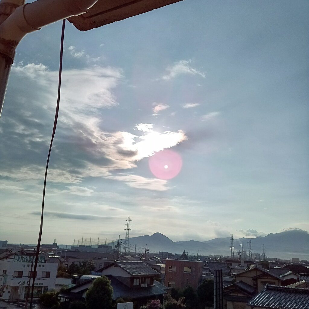 龍が赤い玉を