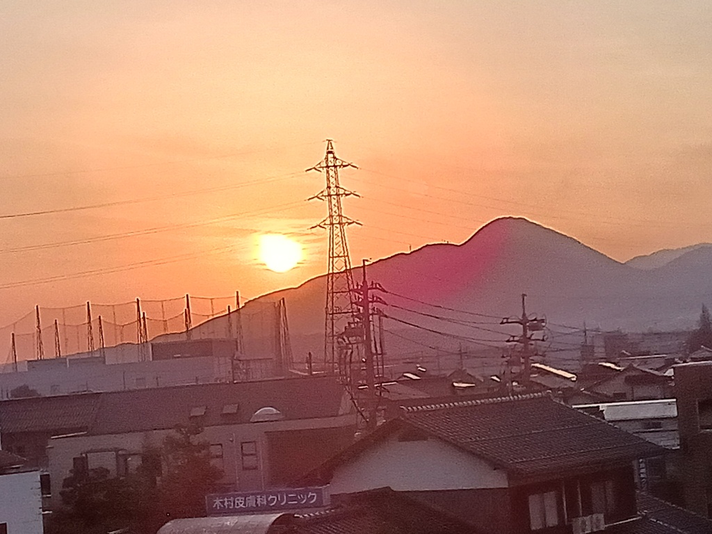 米子の考霊山の橫から朝日