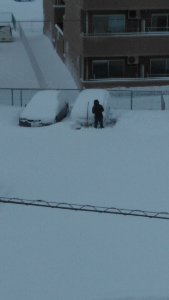 駐車場で雪かき