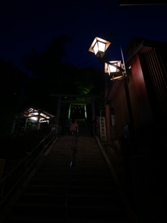 夜の神社前