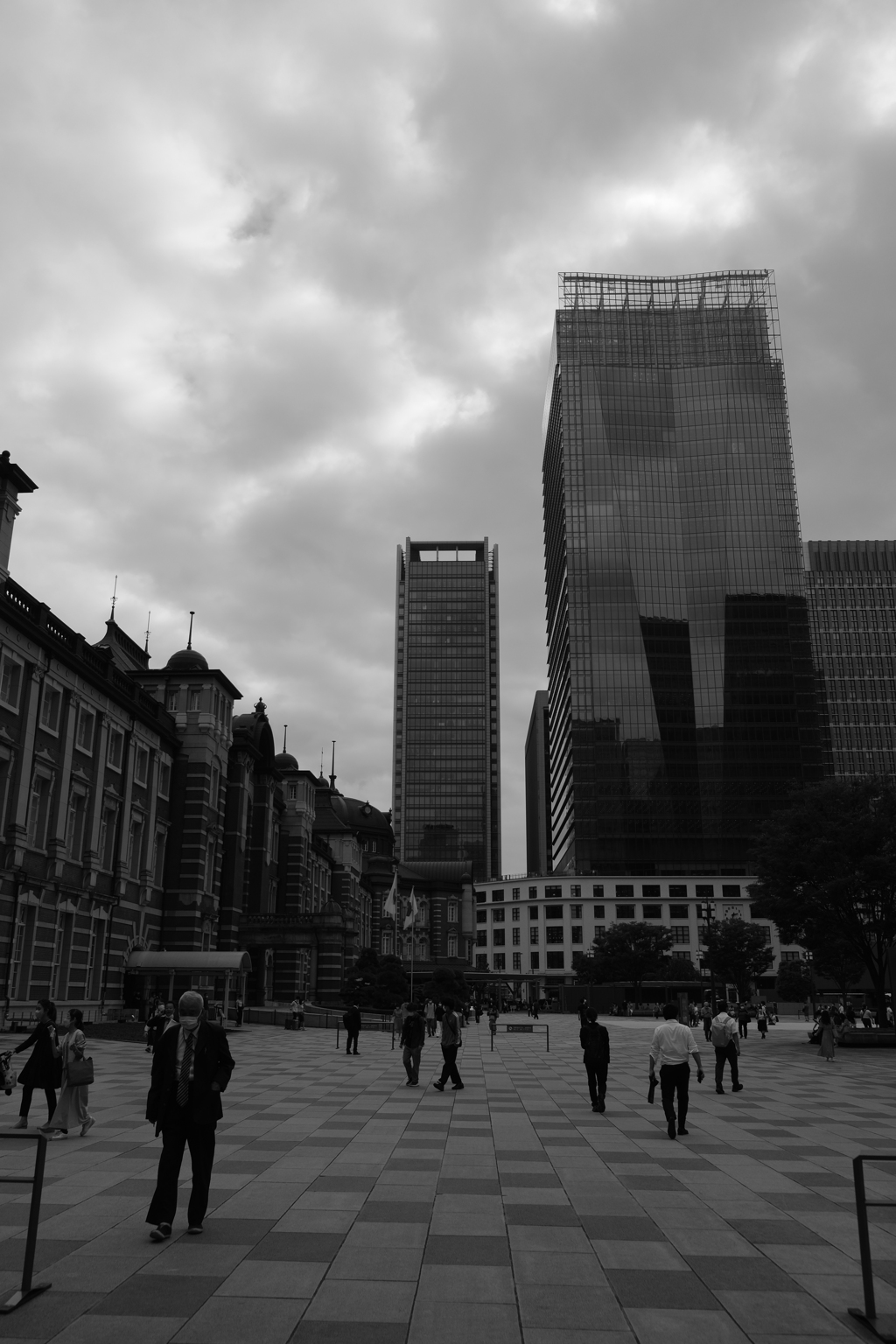 曇りの東京駅　モノクロ