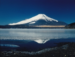 凍る湖