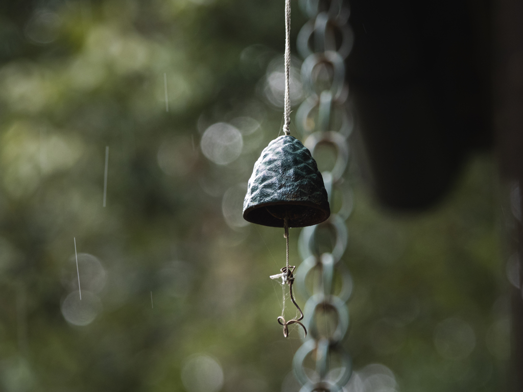 時雨に風鈴鳴らず