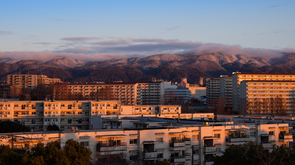 お山が少し雪景色の朝