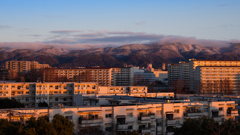 お山が少し雪景色の朝