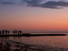 朝ぼらけの海に